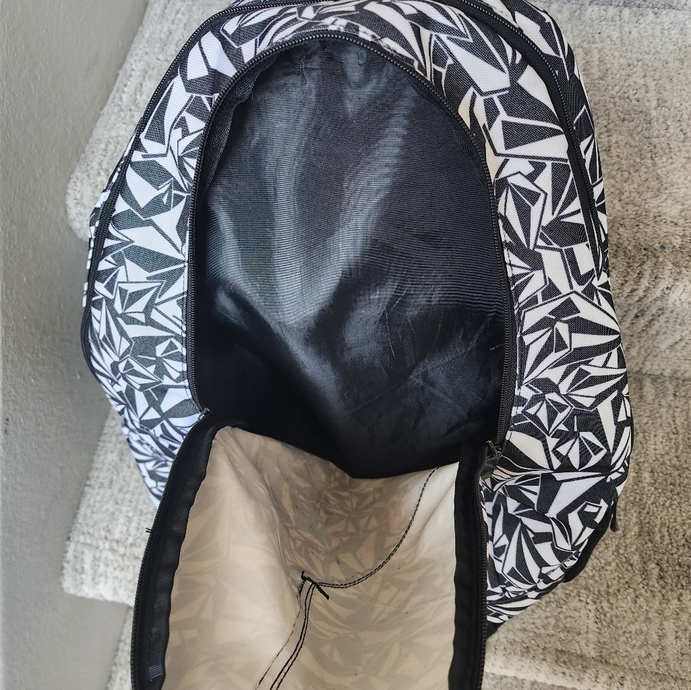 Volcom back pack - Picture 5 of 5